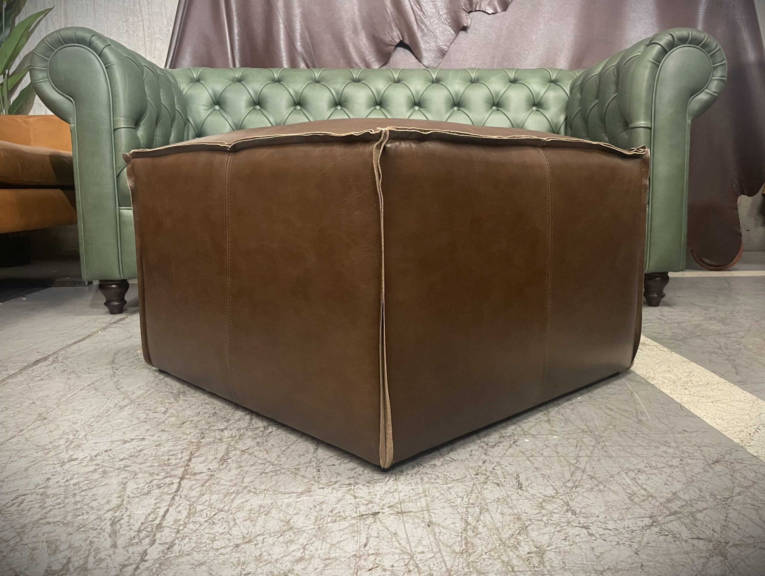 Pouf de Cuero – Tenor, Costura tipo pestaña, Color Fargo Dk Brown, 70x70x45cm, Cuero 100% Natural Uruguayo. 4 Pouf de Cuero – Tenor, Costura tipo pestaña, Color Fargo Dk Brown, 70x70x45cm, Cuero 100% Natural Uruguayo. 4