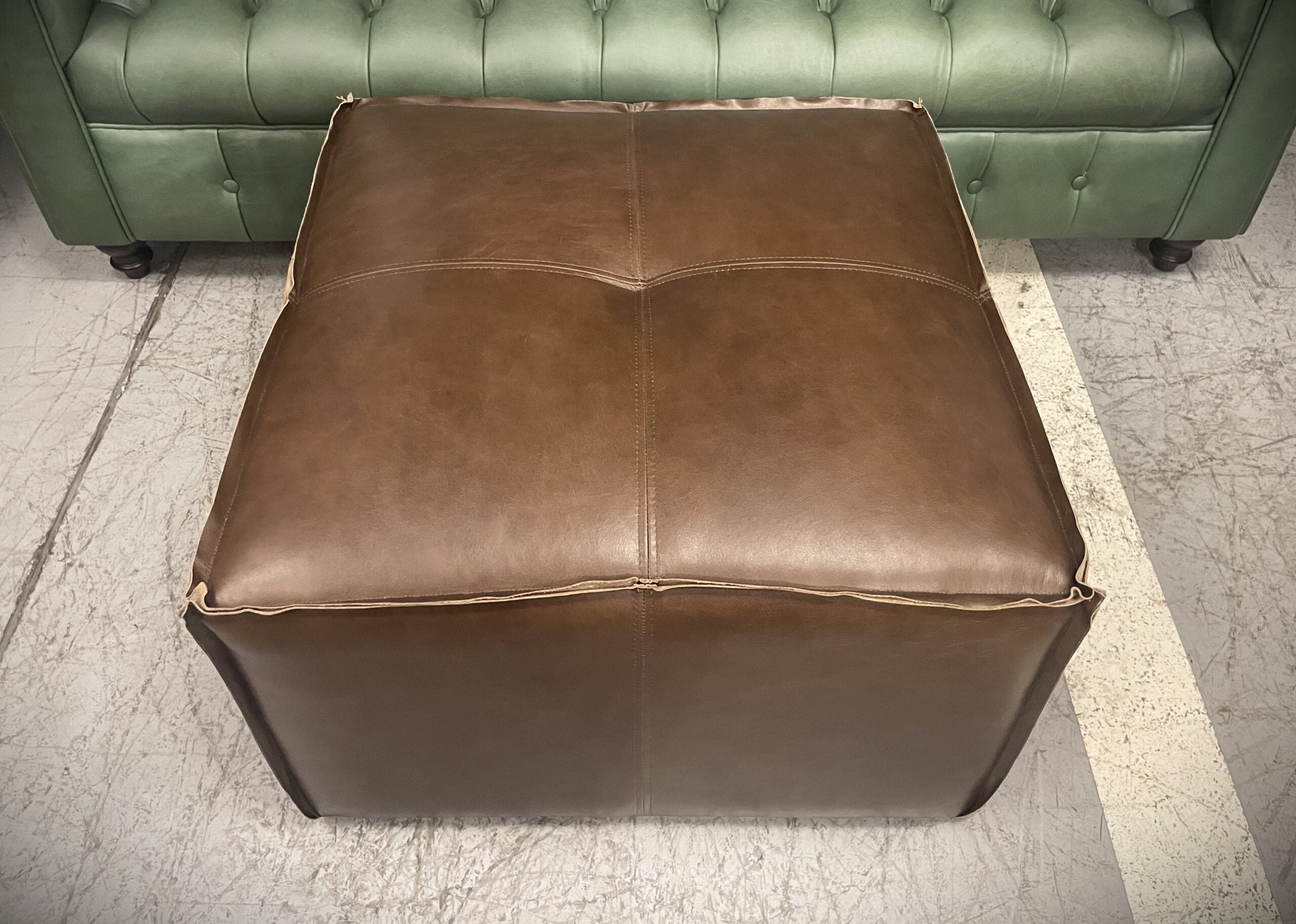 Pouf de Cuero – Tenor, Costura tipo pestaña, Color Fargo Dk Brown, 70x70x45cm, Cuero 100% Natural Uruguayo. 3 Pouf de Cuero – Tenor, Costura tipo pestaña, Color Fargo Dk Brown, 70x70x45cm, Cuero 100% Natural Uruguayo. 3