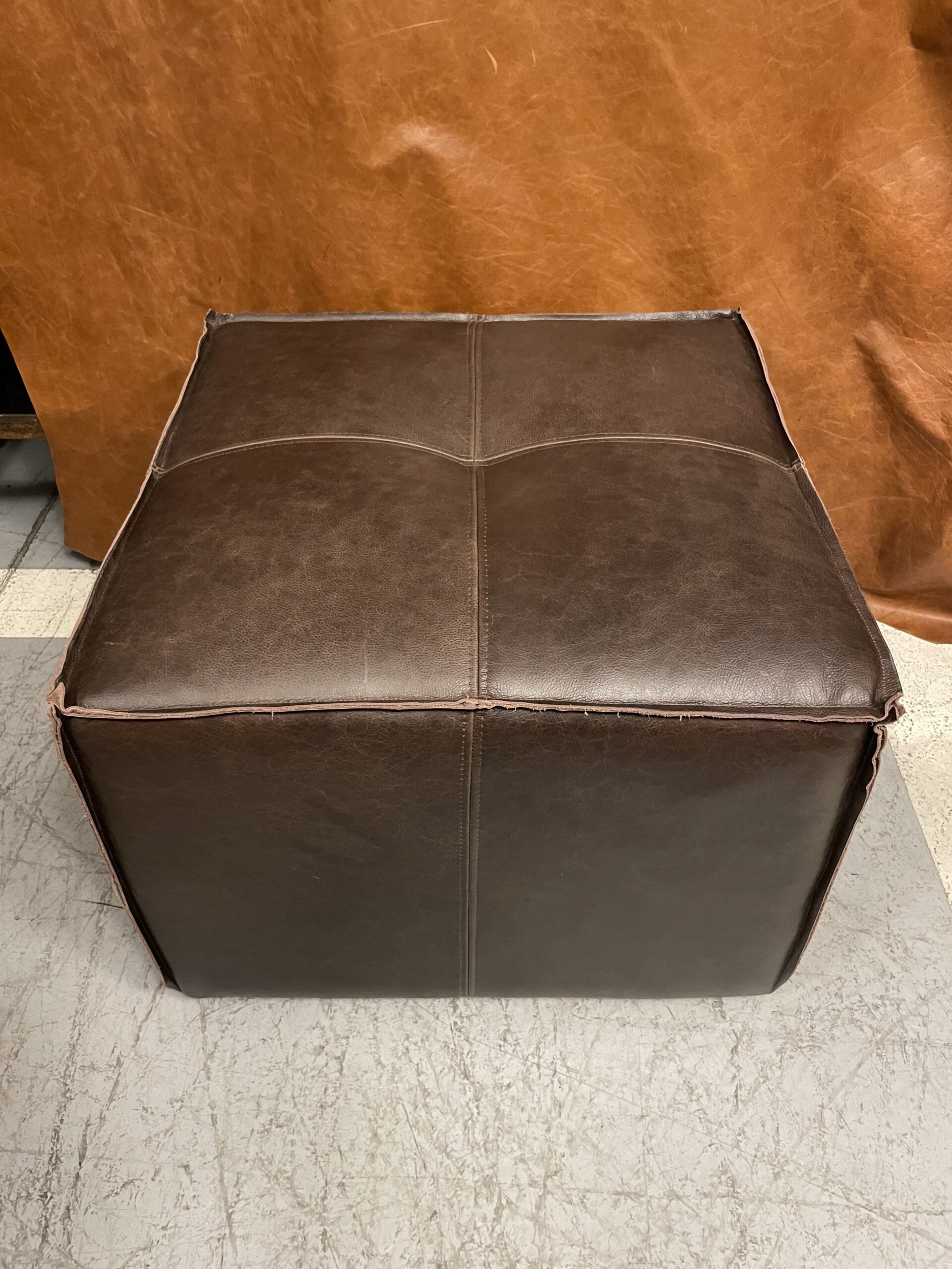 Pouf de Cuero – Tenor, Costura tipo pestaña, Color Riga Chocolate, 60x60x45cm, Cuero 100% Natural Uruguayo. 6 Pouf de Cuero – Tenor, Costura tipo pestaña, Color Riga Chocolate, 60x60x45cm, Cuero 100% Natural Uruguayo. 6