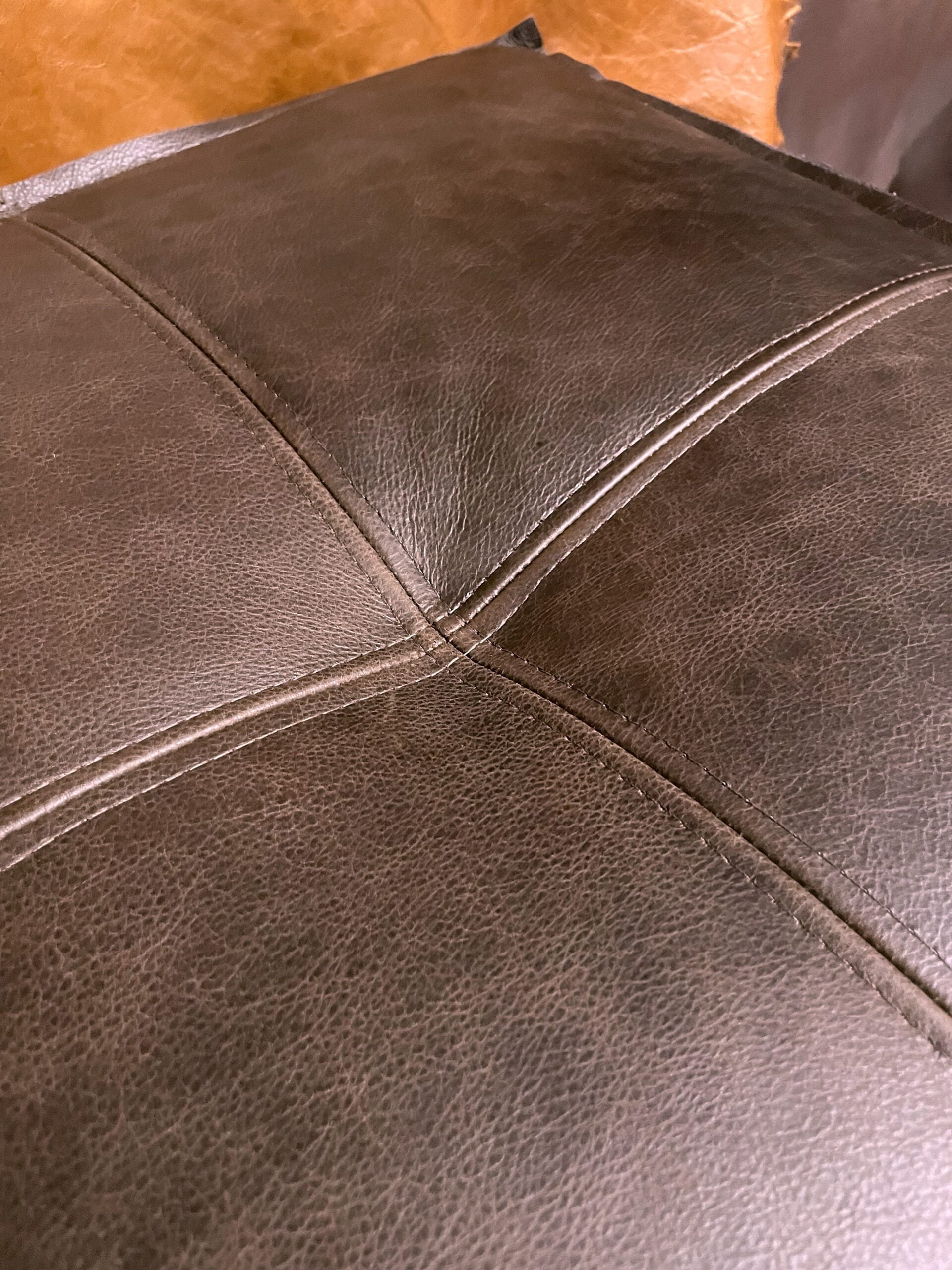 Pouf de Cuero – Tenor, Costura tipo pestaña, Color Riga Chocolate, 60x60x45cm, Cuero 100% Natural Uruguayo. 5 Pouf de Cuero – Tenor, Costura tipo pestaña, Color Riga Chocolate, 60x60x45cm, Cuero 100% Natural Uruguayo. 5