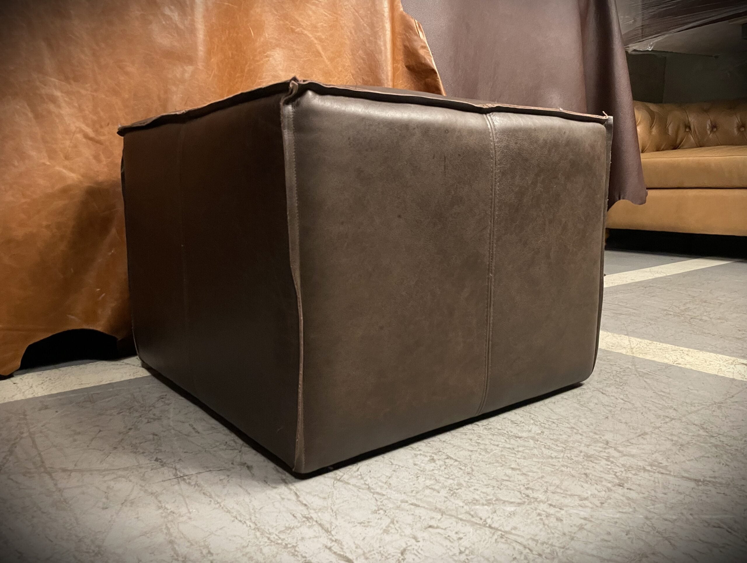 Pouf de Cuero – Tenor, Costura tipo pestaña, Color Riga Chocolate, 60x60x45cm, Cuero 100% Natural Uruguayo. 4 Pouf de Cuero – Tenor, Costura tipo pestaña, Color Riga Chocolate, 60x60x45cm, Cuero 100% Natural Uruguayo. 4