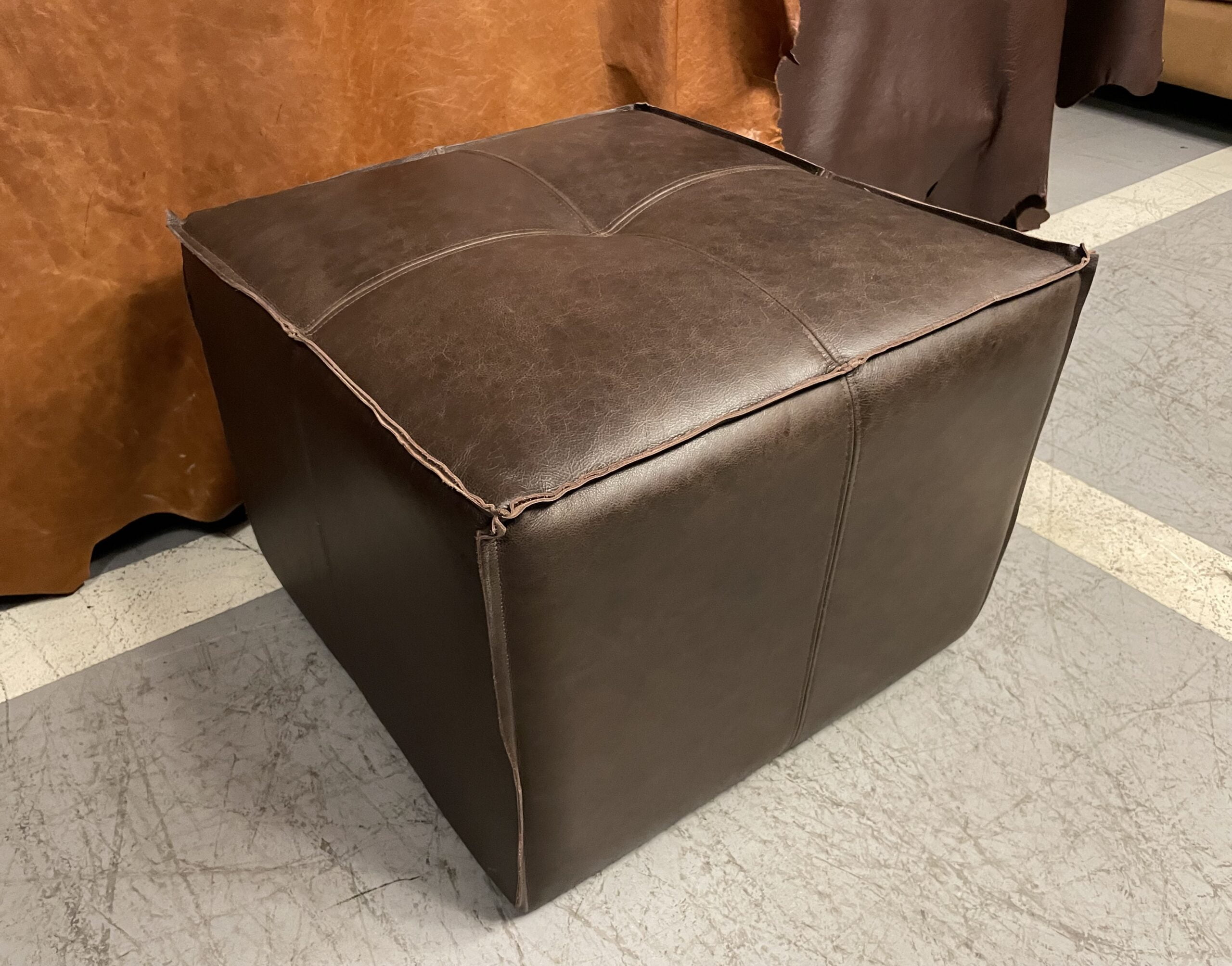 Pouf de Cuero – Tenor, Costura tipo pestaña, Color Riga Chocolate, 60x60x45cm, Cuero 100% Natural Uruguayo.