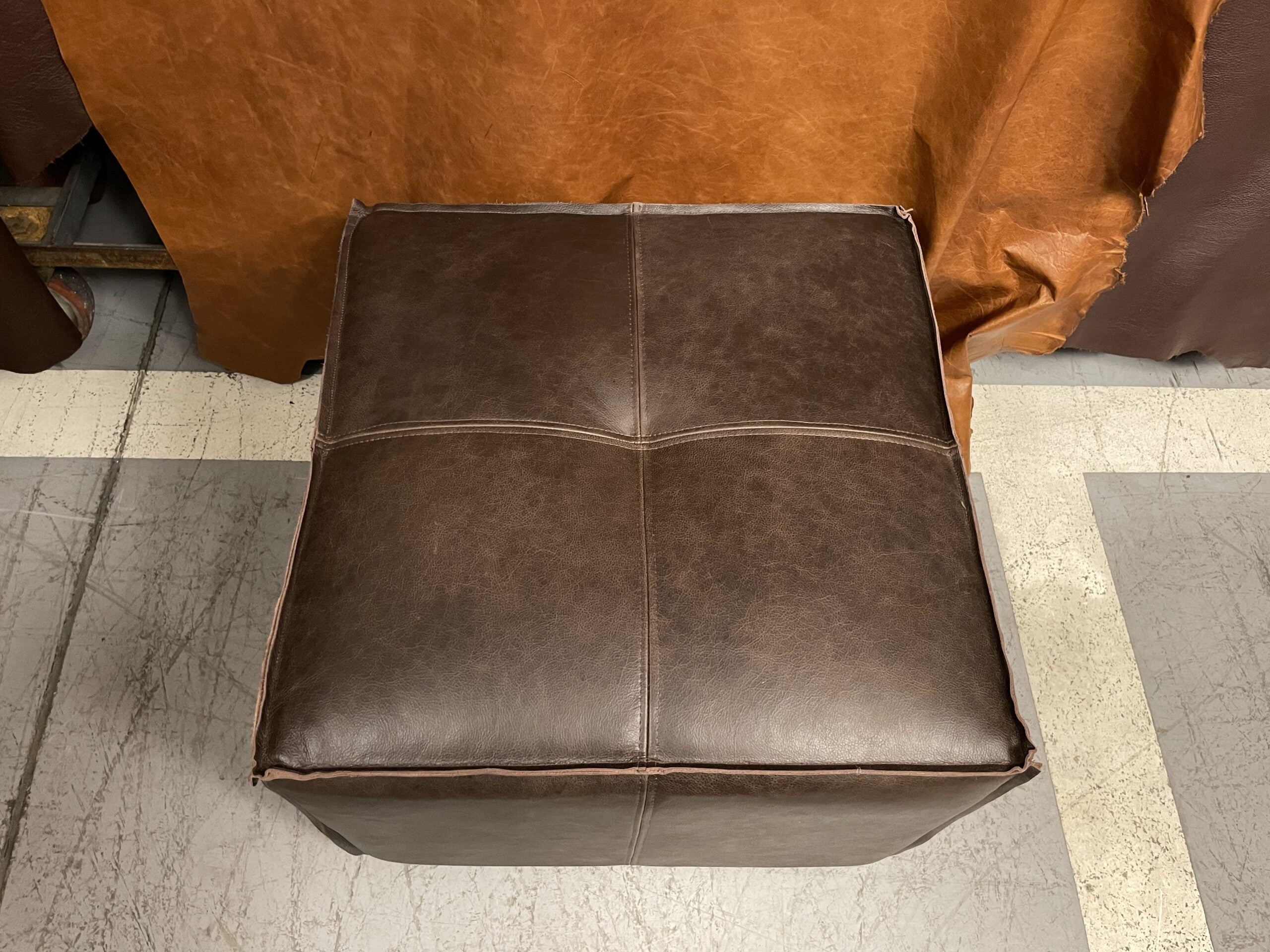 Pouf de Cuero – Tenor, Costura tipo pestaña, Color Riga Chocolate, 60x60x45cm, Cuero 100% Natural Uruguayo. 2 Pouf de Cuero – Tenor, Costura tipo pestaña, Color Riga Chocolate, 60x60x45cm, Cuero 100% Natural Uruguayo. 2