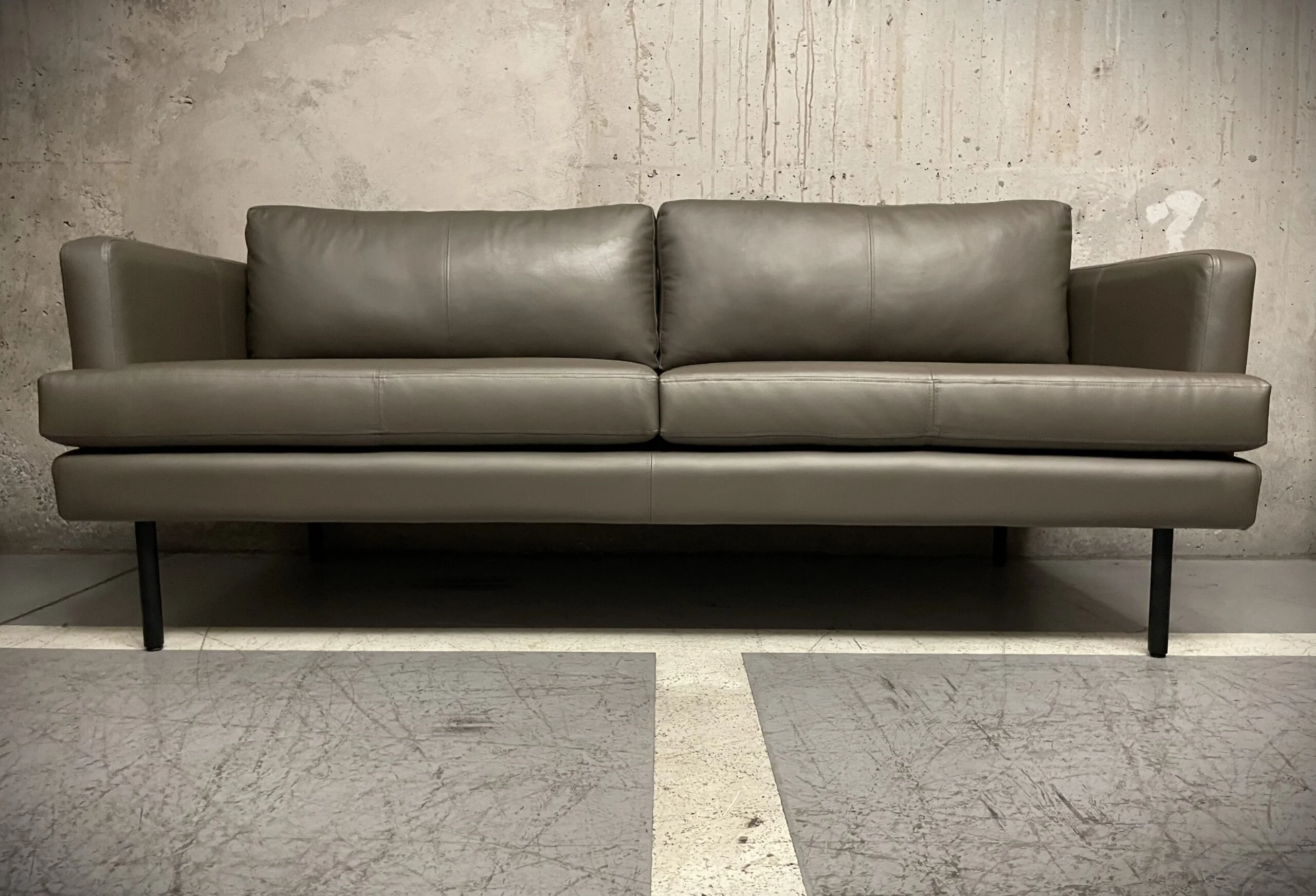 Sillon de Cuero – Sofa Slim Sasiori Color Shimmer Moca Claro, asiento liso, Cuero 100% Natural Uruguayo