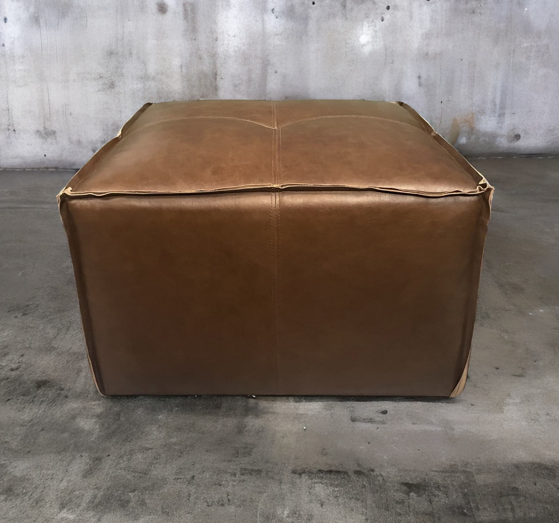 Pouf de Cuero – Tenor, Costura tipo pestaña, Color Fargo Dk Brown, 70x70x45cm, Cuero 100% Natural Uruguayo. 6 Pouf de Cuero – Tenor, Costura tipo pestaña, Color Fargo Dk Brown, 70x70x45cm, Cuero 100% Natural Uruguayo. 6