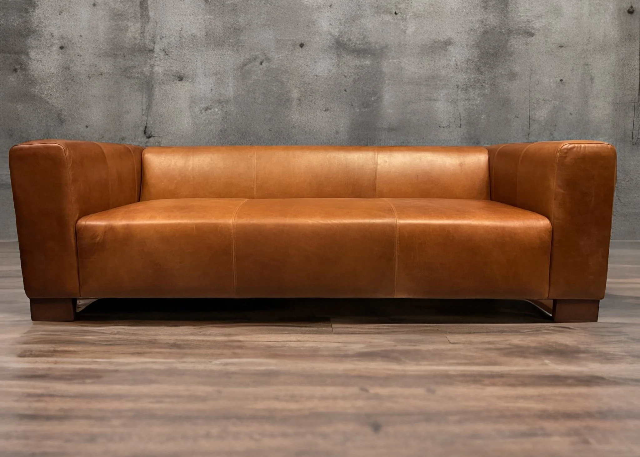 Sofá de Cuero – Tenor, Costura cargada simple y doble en asiento, brazos, respaldo y trasera, Patas de madera en L 10cm, Color cuero Rustic Terra, Cuero 100% Natural Uruguayo.