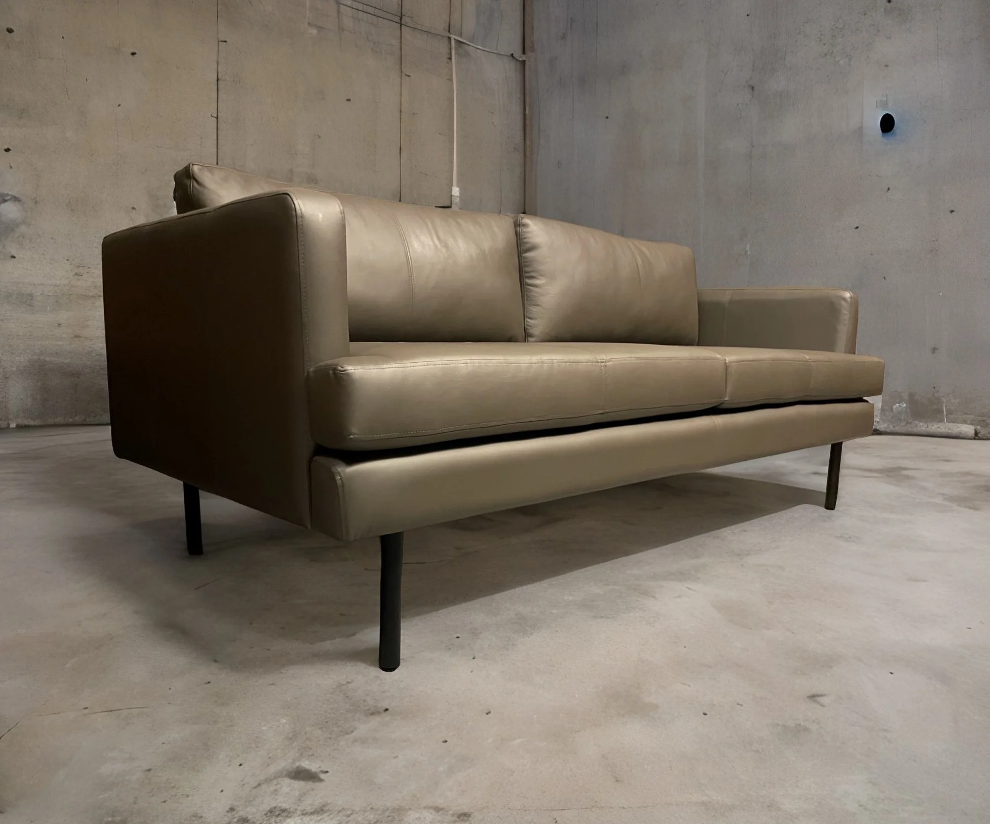 Sillon de Cuero – Sofa Slim Sasiori Color Shimmer Moca Claro, asiento liso, Cuero 100% Natural Uruguayo