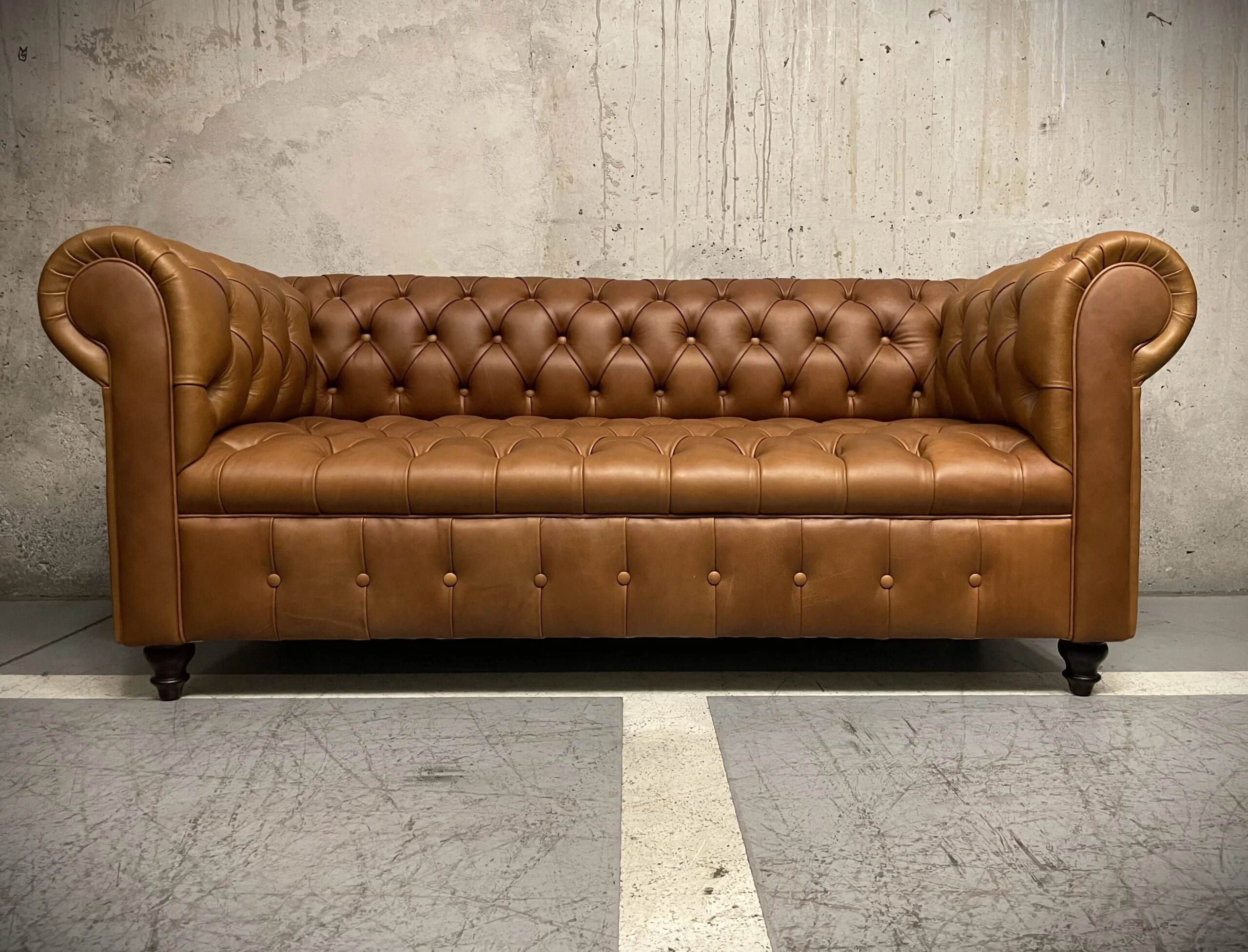 Sofá de Cuero – Sofá Chesterfield Color Fargo Whiskey, Capitoné Ingles, respaldo Recto Clásico, Cuero 100% Natural Uruguayo