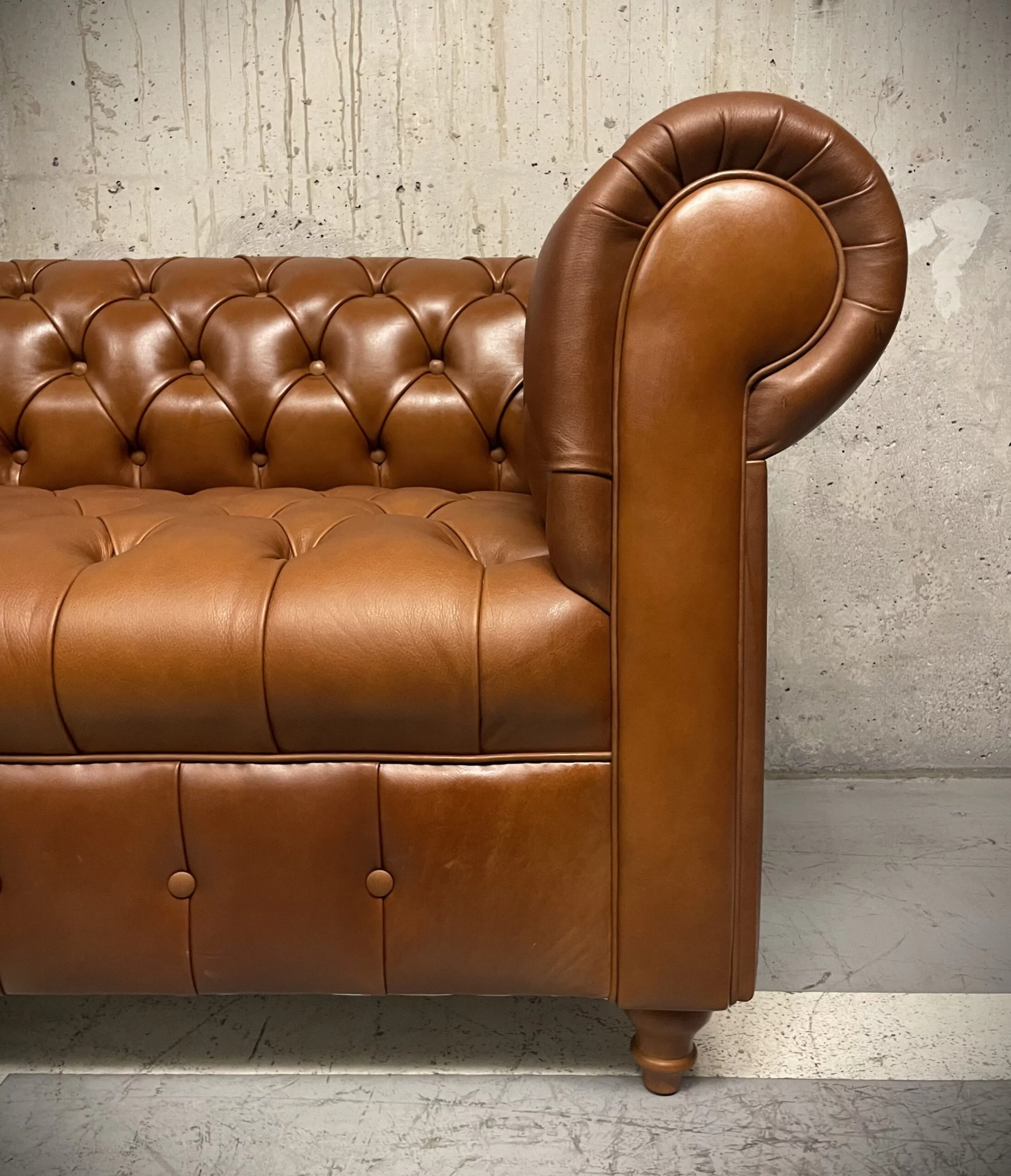 Sofá de Cuero - Sofá Chesterfield Color Fargo Whiskey oscuro, Capitoné Ingles, respaldo Recto Clásico, Cuero 100% Natural Uruguayo